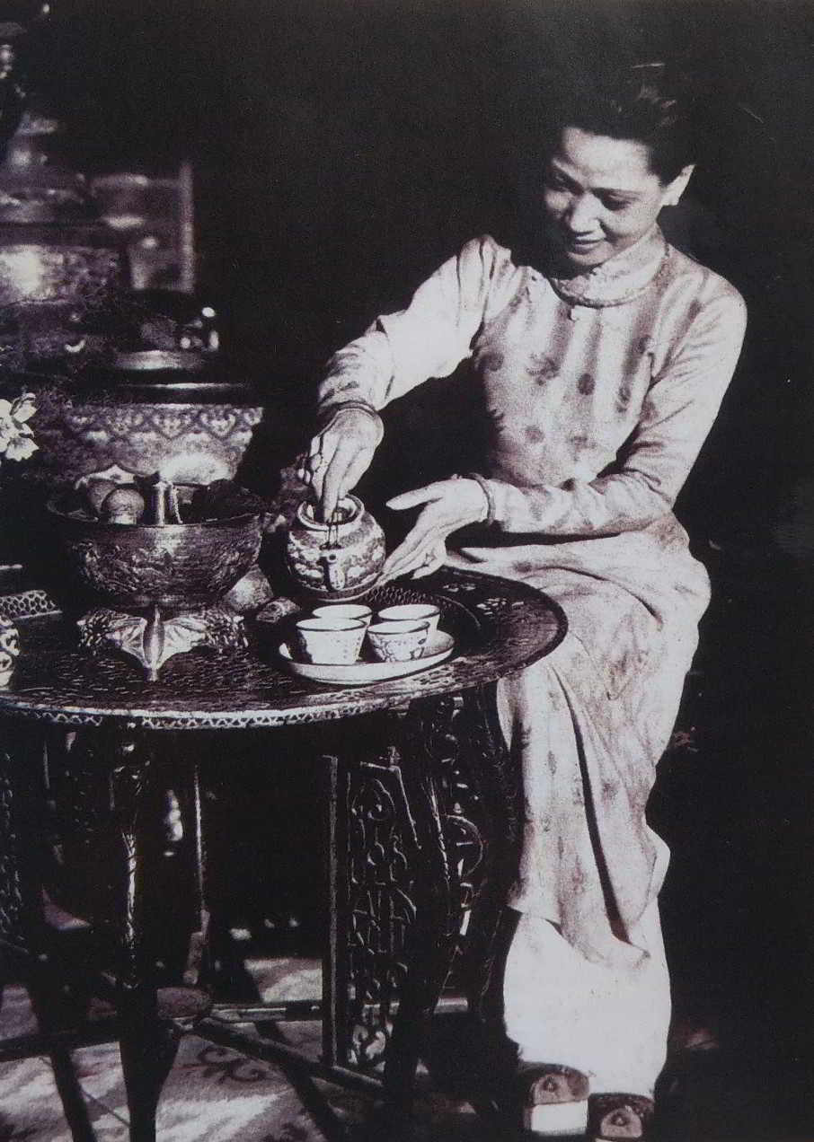 Thiếu nữ pha trà